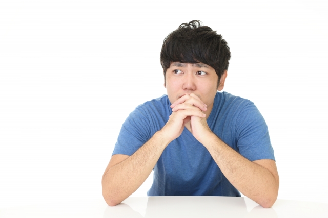不安そうな男性