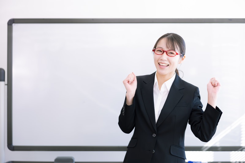お勧めする女性