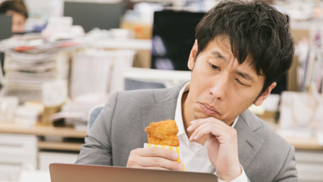 仕事に悩む男性