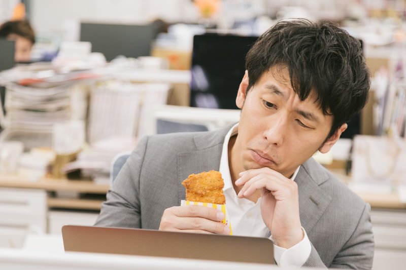 仕事に悩む男性